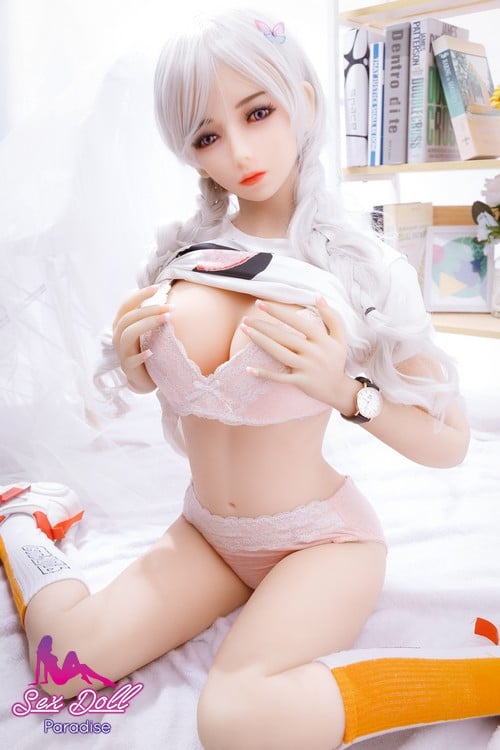 Muñeca asiática del sexo con los senos grandes