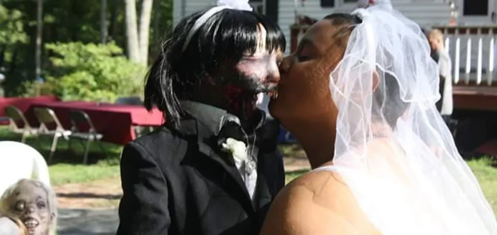 Felicity - Una lesbiana estadounidense se ha casado con su muñeca zombie